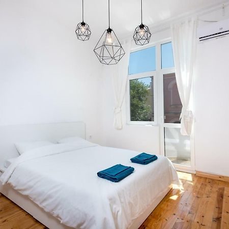 The White Apartment - Bogoridi Main Street Burgas Exterior foto