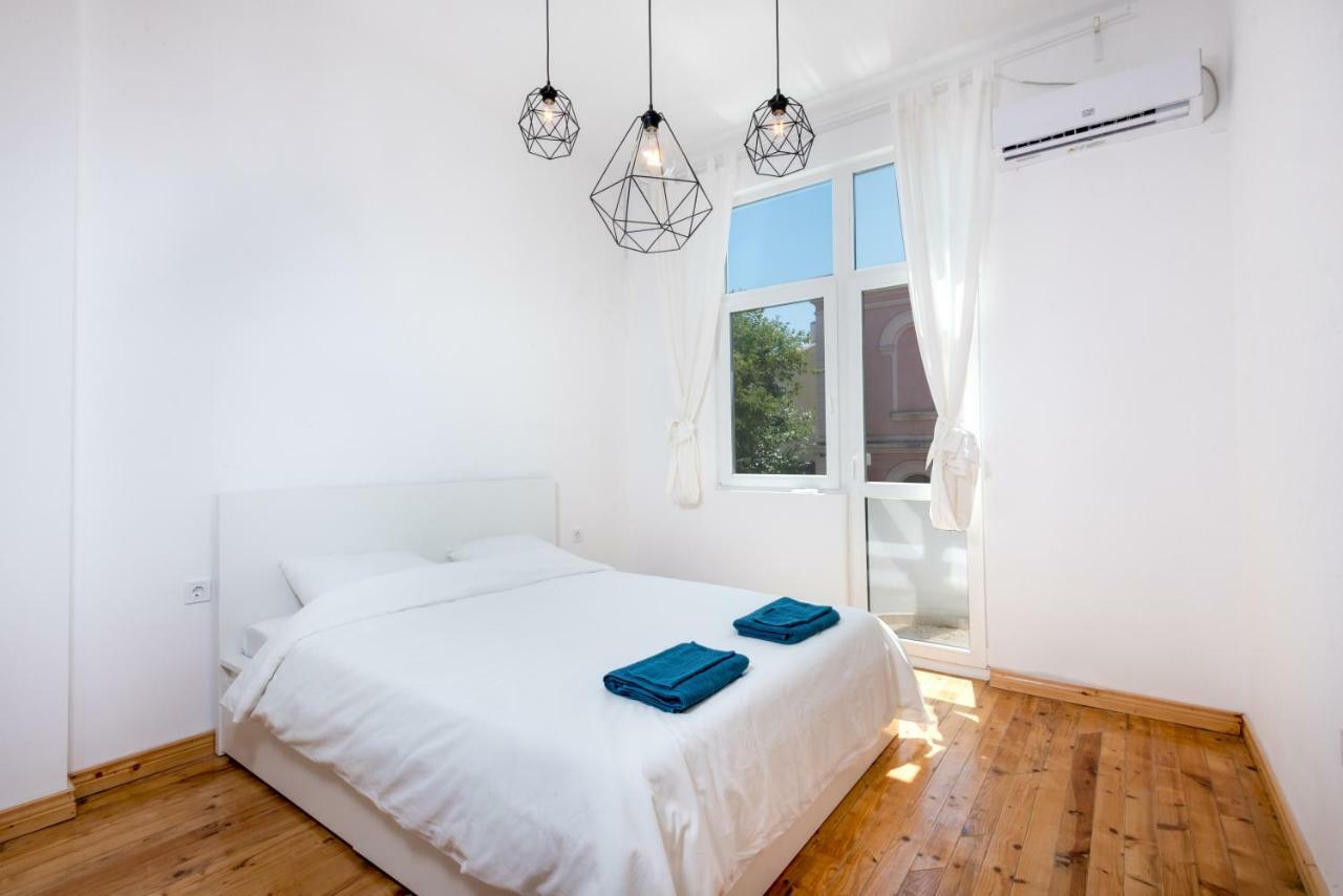 The White Apartment - Bogoridi Main Street Burgas Exterior foto